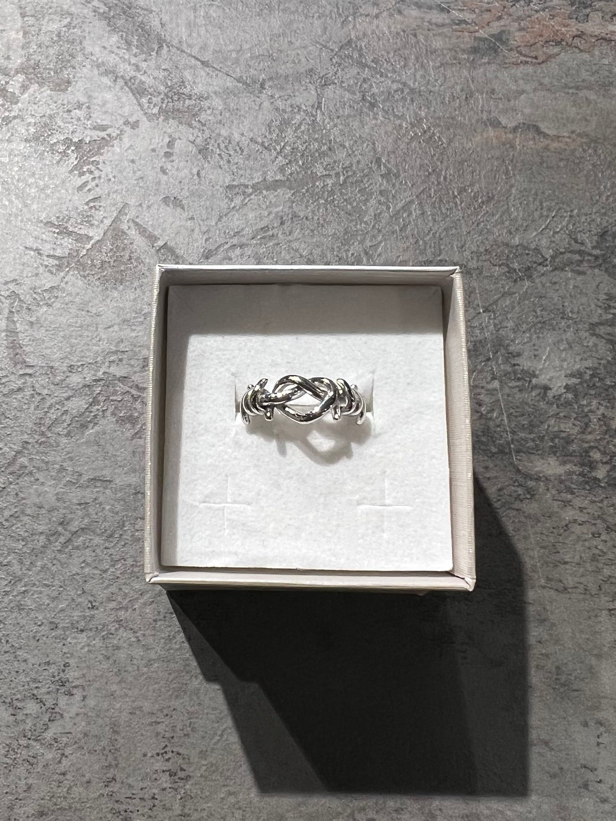00541 cuore con filo spinato